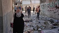 فلسطينيون يتفقدون أنقاض منزل عائلة الصفدي في مدينة غزة بعد غارة إسرائيلية ليلية، في 20 يونيو 2026.