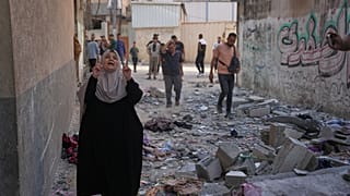 فلسطينيون يتفقدون أنقاض منزل عائلة الصفدي في مدينة غزة بعد غارة إسرائيلية ليلية، في 20 يونيو 2026.