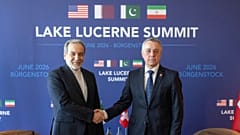 Irans Außenminister Abbas Araghchi und der Schweizer Außenminister Ignazio Cassis reichen sich bei bilateralen Gesprächen nahe Luzern am Sonntag, 21. Juni 2026, die Hand.