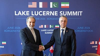 Irán külügyminisztere, Abbász Aragcsi és svájci kollégája, Ignazio Cassis kezet fognak a Luzern közelében tartott kétoldalú tárgyalásokon 2026. június 21-én, vasárnap.