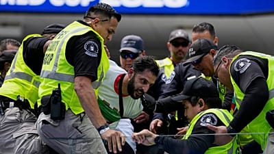 Biztonságiak dulakodnak egy iráni szurkolóval a Belgium - Irán mérkőzésen a kaliforniai Inglewoodban 2026. június 21-én
