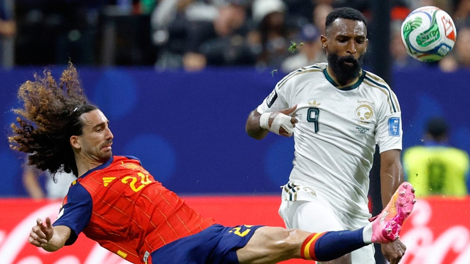 El español Marc Cucurella y el saudí Feras Albrikan disputan el balón durante el partido del Grupo H del Mundial en Atlanta, el domingo 21 de junio de 2026.