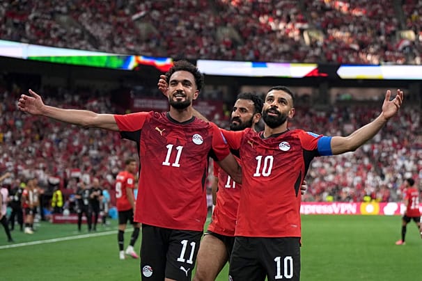 محمد صلاح بازیکن مصر پس از گلزنی، در دیدار گروه G جام جهانی در ونکوور بریتیش کلمبیا کانادا، یکشنبه ۲۱ ژوئن ۲۰۲۶ با هم‌تیمی‌اش مصطفی زیکو جشن می‌گیرد