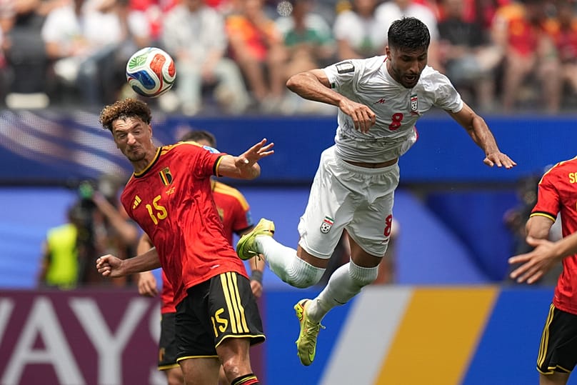 Thomas Meunier, de Bélgica, remata de cabeza ante Mohammad Mohebbi, de Irán, durante el partido del Grupo G del Mundial en Inglewood, California, cerca de Los Ángeles, el domingo 21 de junio de 2026