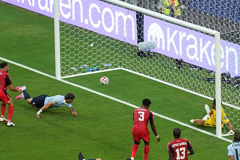 Maxi Araújo, de Uruguay, marca el primer gol de su equipo durante el partido del Grupo H del Mundial contra Cabo Verde en Miami Gardens, Florida, el domingo 21 de junio de 2026