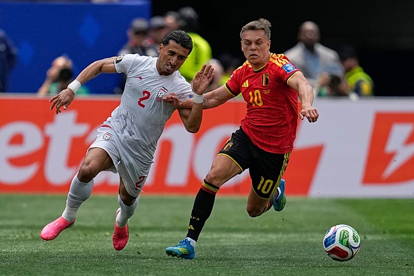 Saleh Hardani, de Irán, disputa un balón con el belga Leandro Trossard durante el partido del Grupo G del Mundial en Inglewood, California, cerca de Los Ángeles, el domingo 21 de junio de 2026
