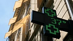Auf einer Anzeige vor einer Apotheke in Paris werden am Sonntag, 21. Juni 2026, 37 Grad Celsius (98,6 Grad Fahrenheit) angezeigt.