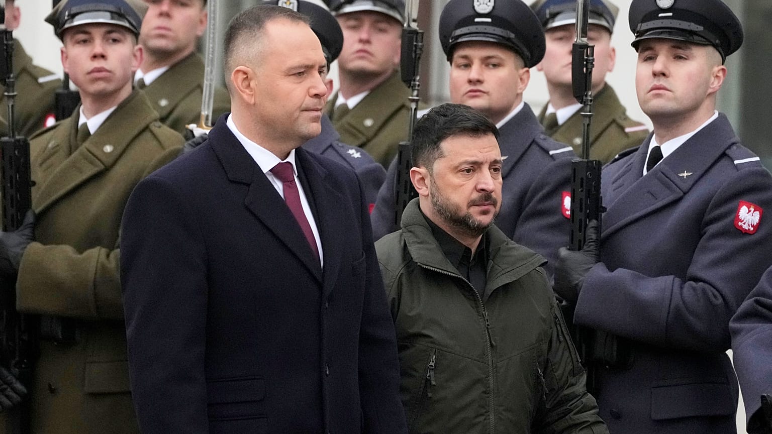 Karol Nawrocki und Wolodymyr Selenskyj nehmen an einer offiziellen Begrüßungszeremonie vor ihrem Treffen in Warschau teil, am 19. Dezember 2025.
