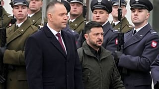 Karol Nawrocki i Wołodymyr Zełenski biorą udział w oficjalnej ceremonii powitalnej przed spotkaniem w Warszawie, 19 grudnia 2025 r