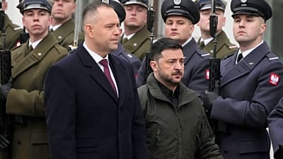 Karol Nawrocki és Volodimir Zelenszkij részt vesznek a varsói találkozót megelőző hivatalos üdvözlő ceremónián, 2025. december 19-én