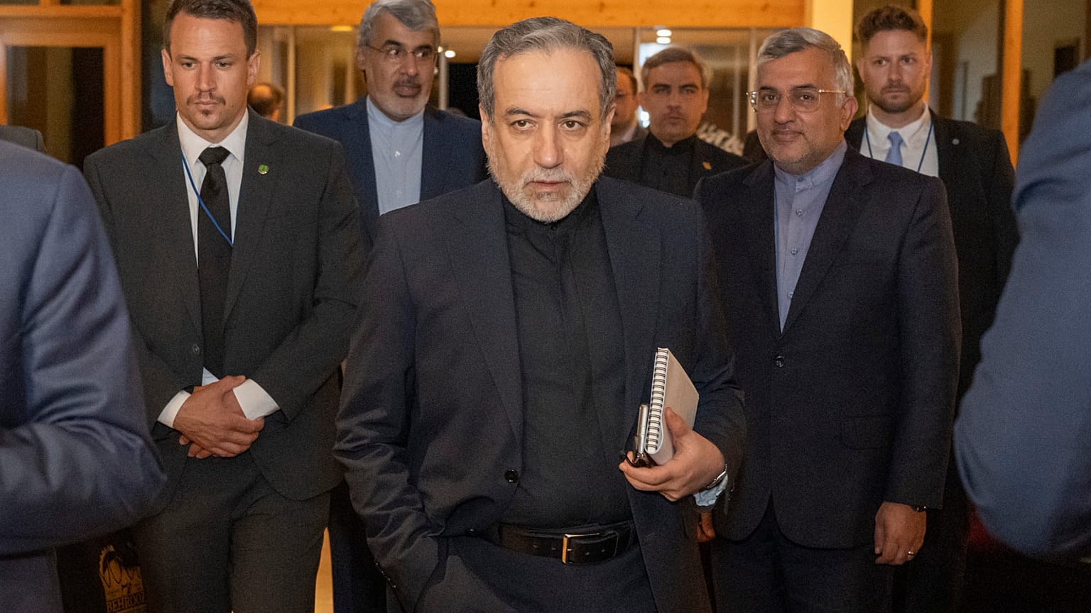 وزير الخارجية الإيراني عباس عراقجي لدى وصوله إلى منتجع بورغنشتوك، سويسرا، في وقت مبكر من صباح الأحد 21 يونيو/حزيران 2026. 