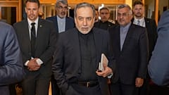 وزير الخارجية الإيراني عباس عراقجي لدى وصوله إلى منتجع بورغنشتوك، سويسرا، في وقت مبكر من صباح الأحد 21 يونيو/حزيران 2026. 