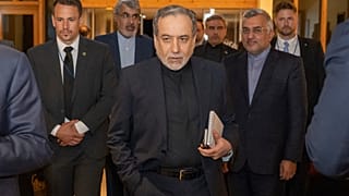 وزير الخارجية الإيراني عباس عراقجي لدى وصوله إلى منتجع بورغنشتوك، سويسرا، في وقت مبكر من صباح الأحد 21 يونيو/حزيران 2026. 