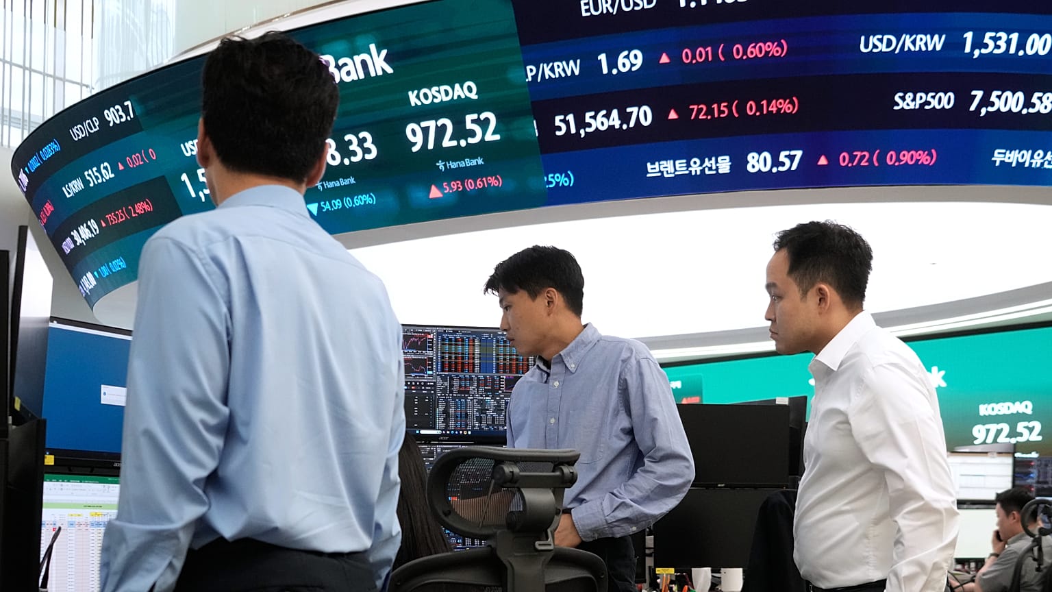 Operadores cambiais trabalham na sala de negociações de câmbio da sede do Hana Bank, em Seul, Coreia do Sul, segunda-feira, 22 de junho de 2026.