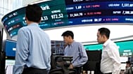 Operadores cambiais trabalham na sala de câmbios da sede do Hana Bank, em Seul, Coreia do Sul, segunda-feira, 22 de junho de 2026