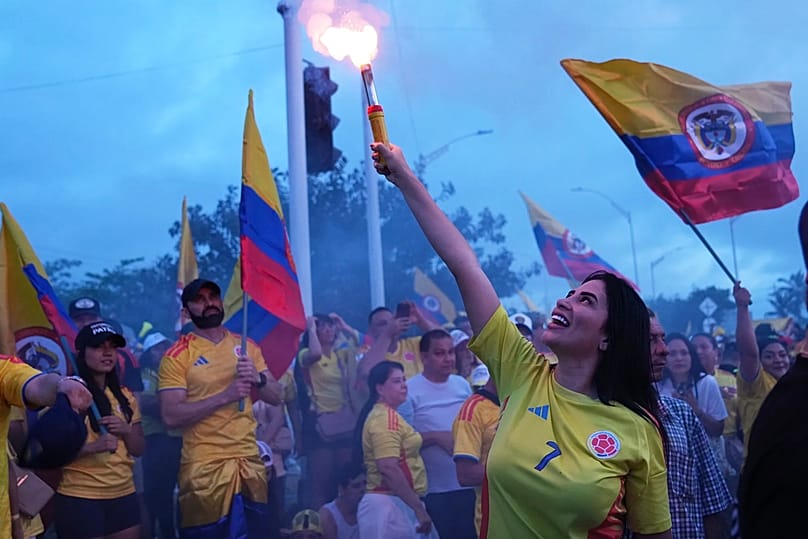Devlet başkanı adayı Abelardo de la Espriella'nın bir destekçisi, Barranquilla kentinde sandıkların kapanmasının ardından düzenlenen kutlamada meşale yaktı, 21 Haziran 2026.