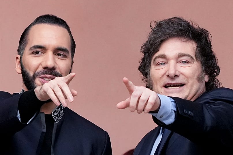 De gauche à droite : le président du Salvador, Nayib Bukele, et le président de l’Argentine, Javier Milei. 