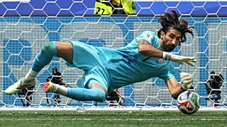 حارس مرمى إيران علي رضا بيرانوند يتصدى لتسديدة خلال مباراة بلجيكا وإيران في كأس العالم، إنغلوود – كاليفورنيا، الأحد 21 يونيو/حزيران 2026.