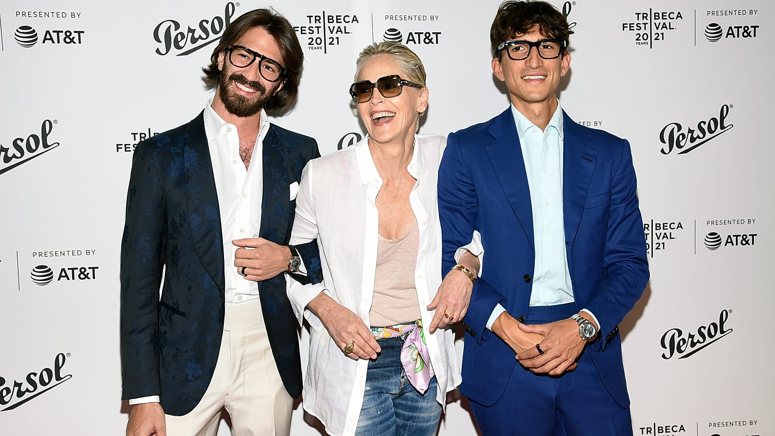 ARŞİV. Luxottica Group perakende birimi başkanı Leonardo Maria Del Vecchio (solda), arkadaşlarıyla poz verirken, 20. Tribeca Festivali, New York, Haz. 2021