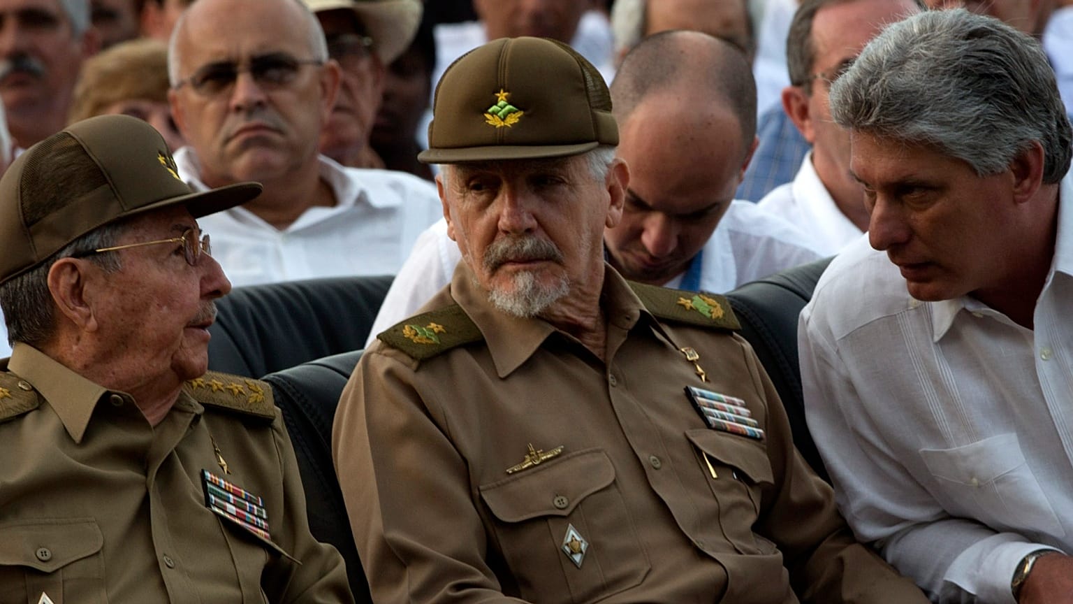 Raúl Castro (izquierda), el comandante de la Revolución Cubana, Ramiro Valdés (centro), y el vicepresidente de Cuba, Miguel Díaz-Canel, en 2014.