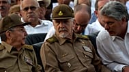 Raúl Castro (izquierda), el comandante de la Revolución Cubana, Ramiro Valdés (centro), y el vicepresidente de Cuba, Miguel Díaz-Canel, en 2014.