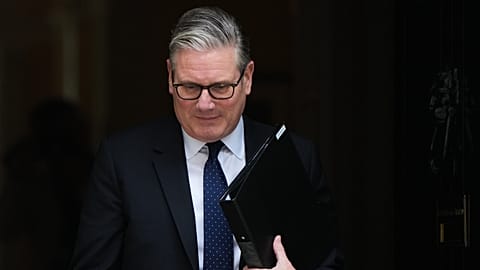 Keir Starmer, Birleşik Krallık başbakanının resmi konutu olan 10 Downing Street’ten ayrılıyor