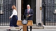 Ο πρωθυπουργός της Βρετανίας Κιρ Στάρμερ ανακοινώνει την παραίτησή του έξω από το Νο10 της Ντάουνινγκ Στριτ