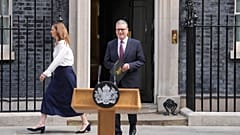 Ο πρωθυπουργός της Βρετανίας Κιρ Στάρμερ ανακοινώνει την παραίτησή του έξω από το Νο10 της Ντάουνινγκ Στριτ