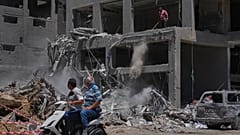 مبنى تضرر جراء غارة إسرائيلية في مدينة صور جنوب لبنان، في 19 يونيو 2026.