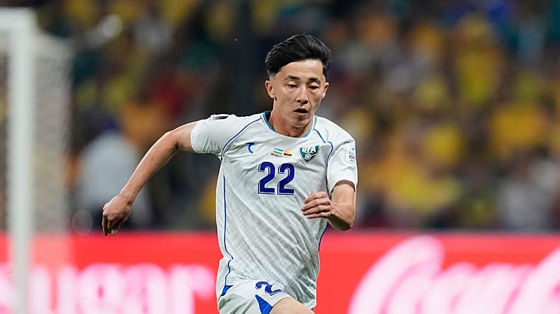 Abbosbek Fayzullaev em ação no jogo do Uzbequistão frente à Colômbia na Cidade do México, 17 junho de 2026