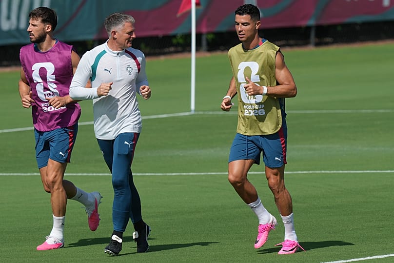 Rúben Dias (esquerda) e Cristiano Ronaldo (direita) em sessão de treino em Palm Beach na véspera do jogo contra o Uzbequistão, 22 junho de 2026