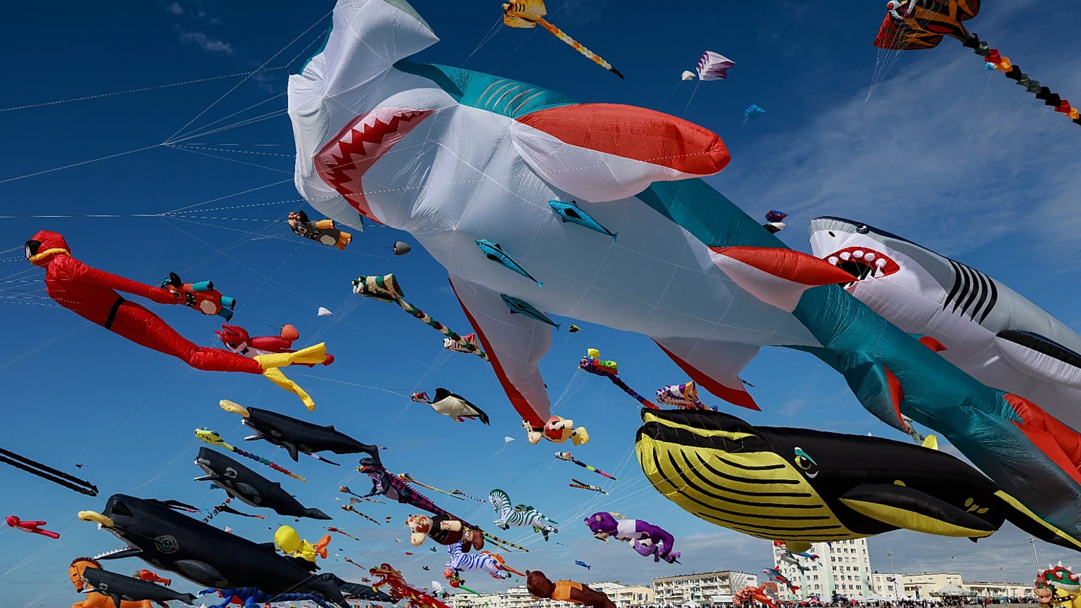 Beim Internationalen Drachenfestival im nordfranzösischen Berck steigen am Samstag, 18. April 2026, bunte Drachen in den Himmel.