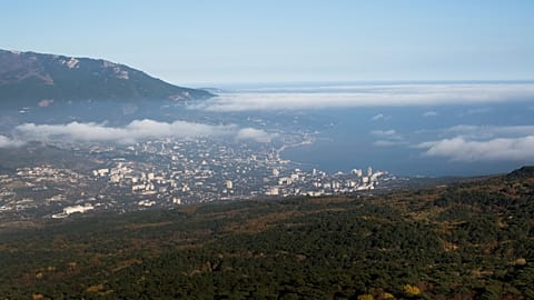ARCHIV: Blick auf Jalta vom Ai-Petri, einem Gipfel im Krimgebirge. 20. November 2014