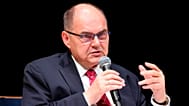 Hoher Repräsentant für Bosnien und Herzegowina Christian Schmidt bei einer Paneldiskussion in Ohio, USA am 23. Mai 2025