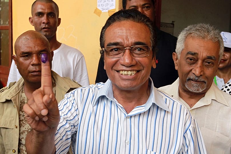 ARQUIVO (20.03.2017) - Líder do partido Fretilin, Francisco Guterres, ao centro, mostra o dedo marcado com tinta após votar nas eleições presidenciais numa secção de voto