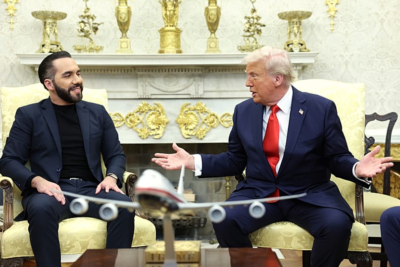 El presidente Donald Trump conversa con el presidente de El Salvador, Nayib Bukele, en el Despacho Oval de la Casa Blanca en Washington, el 14 de abril de 2025.