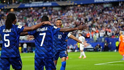 Mbappé, Koundé et Dembélé célèbrent le 3e but de l'Equipe de France