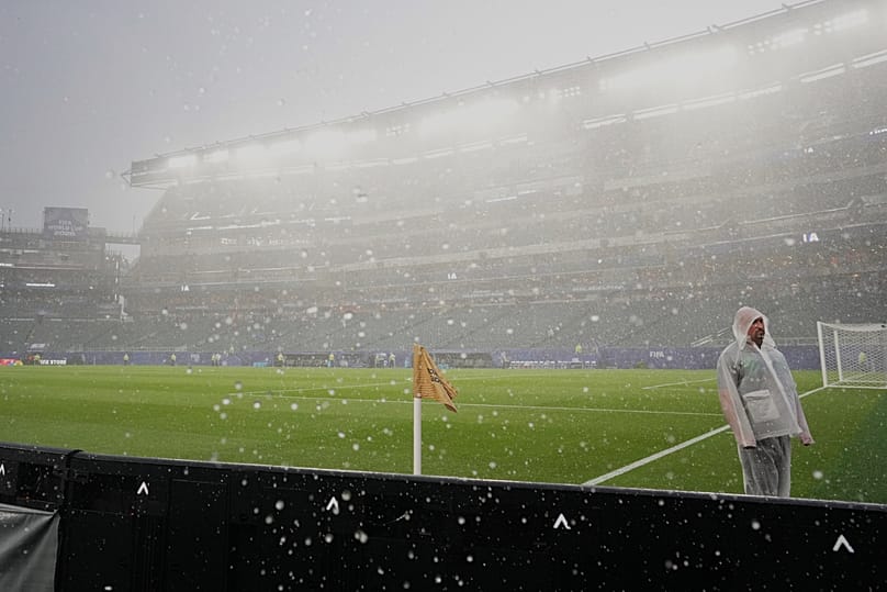 Un agent de sécurité sous une pluie d'orage, alors que le match France-Irak est interrompu à Philadelphie