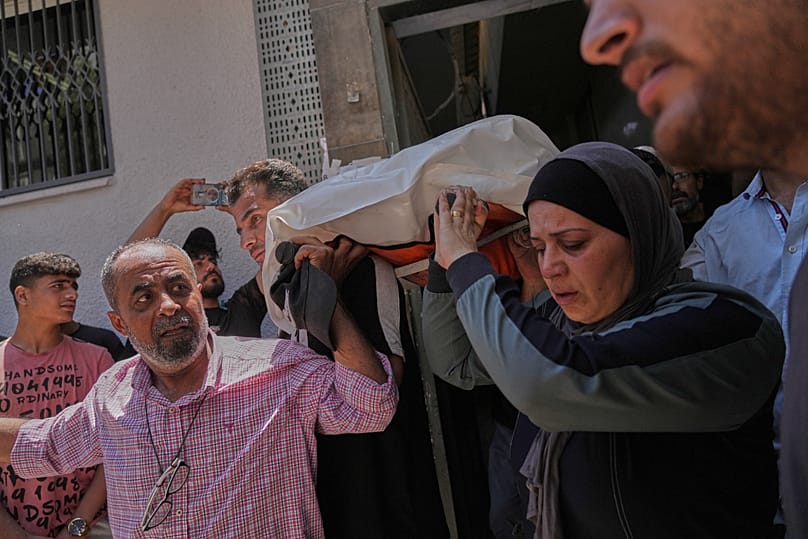 يحمل مشيعون جثمان الفلسطينية شهد عاشور خلال مراسم تشييعها من مستشفى الشفاء في مدينة غزة، بعد مقتلها في غارة إسرائيلية، الإثنين 22 يونيو 2026.