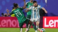 ليونيل ميسي (10) لاعب منتخب الأرجنتين يتنافس على الكرة مع هشام بوداوي (14) لاعب منتخب الجزائر خلال مباراة كرة القدم ضمن المجموعة العاشرة من كأس العالم بين الأرجنتين والجزائر 