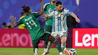 ليونيل ميسي (10) لاعب منتخب الأرجنتين يتنافس على الكرة مع هشام بوداوي (14) لاعب منتخب الجزائر خلال مباراة كرة القدم ضمن المجموعة العاشرة من كأس العالم بين الأرجنتين والجزائر 