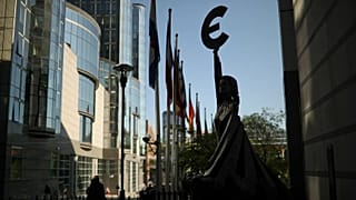 Euro para birimi temalı heykel