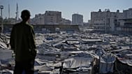 خيام نازحين فلسطينيين في ملعب اليرموك لكرة القدم الذي تضرر خلال الحرب، في مدينة غزة، السبت 20 يونيو 2026. 
