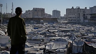 خيام نازحين فلسطينيين في ملعب اليرموك لكرة القدم الذي تضرر خلال الحرب، في مدينة غزة، السبت 20 يونيو 2026. 