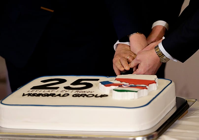 A V4 25. születésnapi tortája