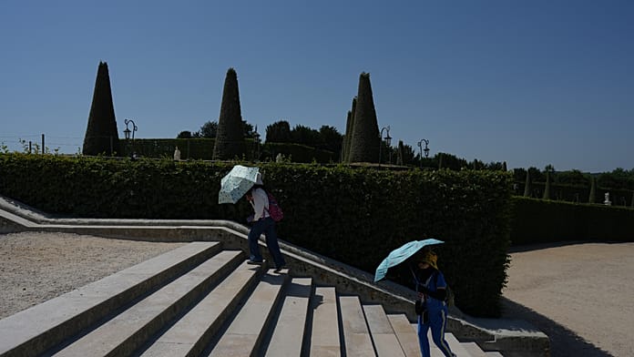 Three dead in France as record-breaking heatwave grips country Three people have died in France as an exceptional heatwave pushes temperatures above 40°C across parts of the country, with authorities warning that the extreme conditions could persist for several days.