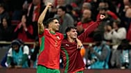 Achraf Hakimi y Brahim Díaz, abrazados tras ganar el partido de semifinales de la Copa Africana entre Nigeria y Marruecos en Rabat, el 14 de enero de 2026.