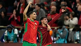Achraf Hakimi y Brahim Díaz, abrazados tras ganar el partido de semifinales de la Copa Africana entre Nigeria y Marruecos en Rabat, el 14 de enero de 2026.