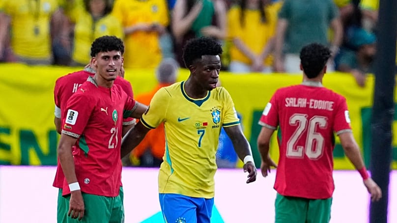 El brasileño Vinicius Junior saluda al marroquí Ayoube Amaimouni al final del partido de fútbol del Grupo C en East Rutherford, Nueva Jersey, el 13 de junio de 2026.