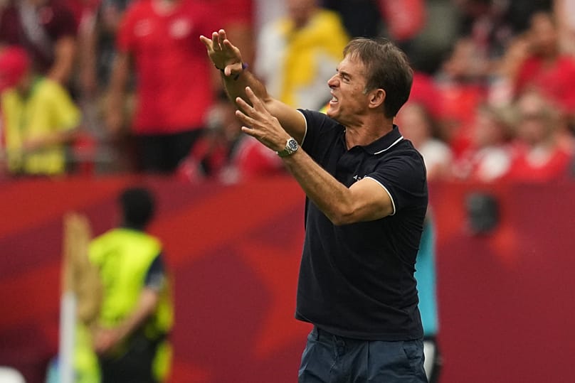 El seleccionador de Qatar, Julen Lopetegui, durante el partido de fútbol del Grupo B de la Copa del Mundo contra Canadá en Vancouver, el 18 de junio de 2026.